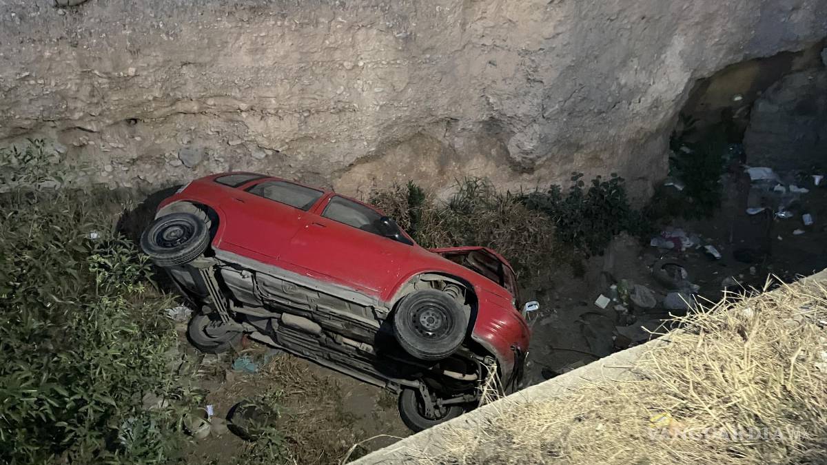 Carro arrastrado por camioneta en bulevar de Saltillo vuelca al zafarse y cae en arroyo