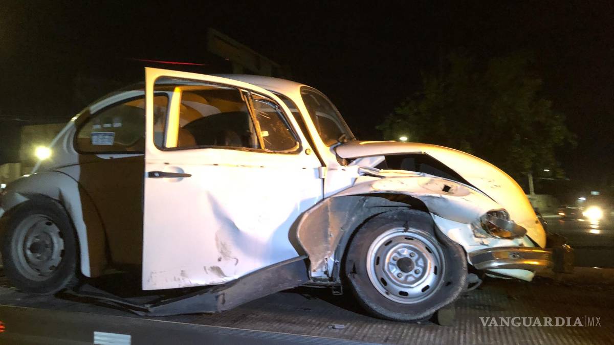 Saltillo: vochito se pasa el alto y destroza vehículo de reciente modelo