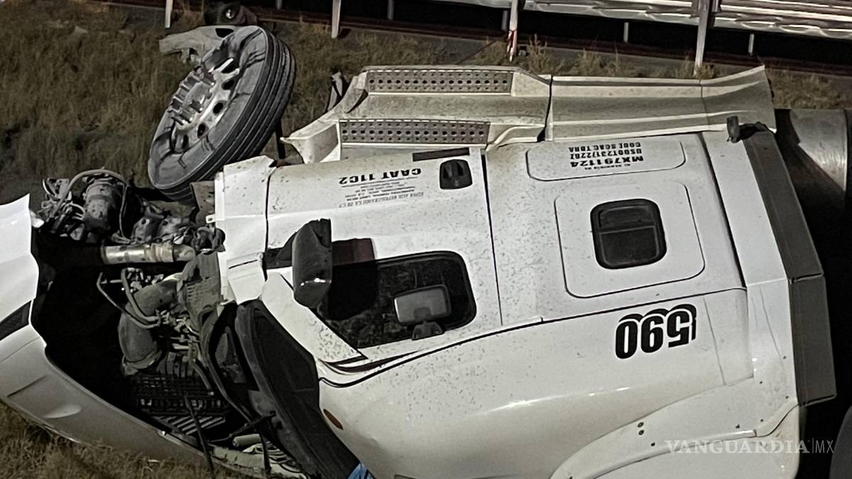 Muere trailero al volcarse sobre la Carretera Federal 57