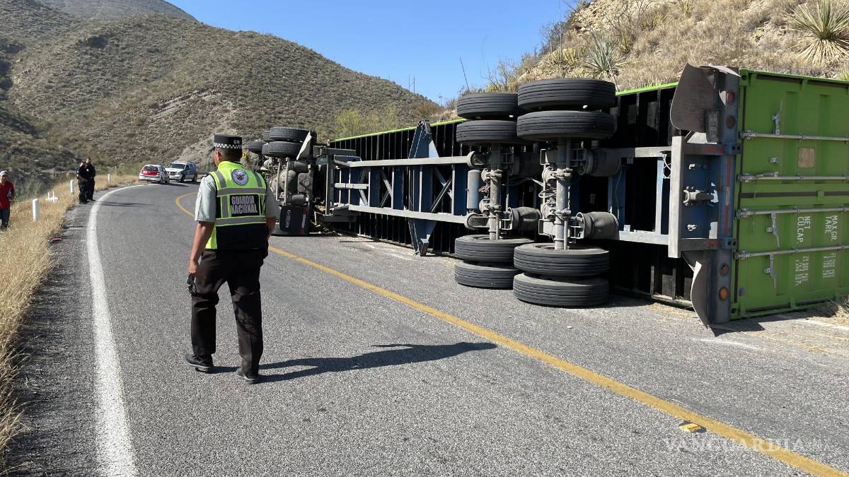 Vuelca tráiler por sobrecarga de material en la carretera Saltillo-Monclova