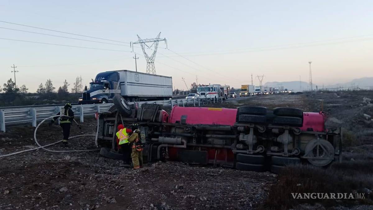 Vuelca pipa con diésel en carretera Monterrey-Saltillo, conductor abandona vehículo siniestrado