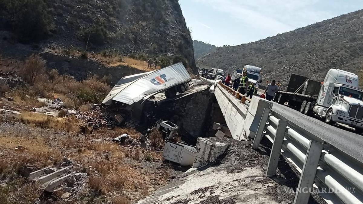 Trailero destroza su unidad en el tramo Saltillo-Los Chorros; resulta grave