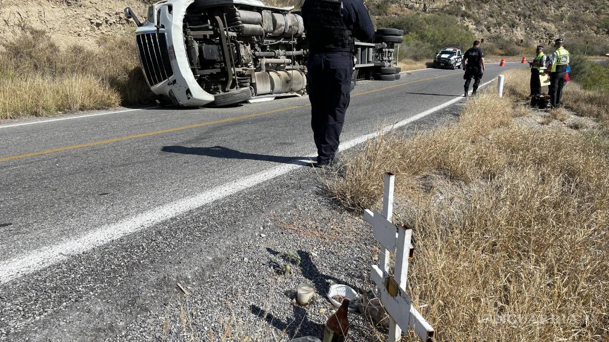 Vuelca tráiler por sobrecarga de material en la carretera Saltillo-Monclova