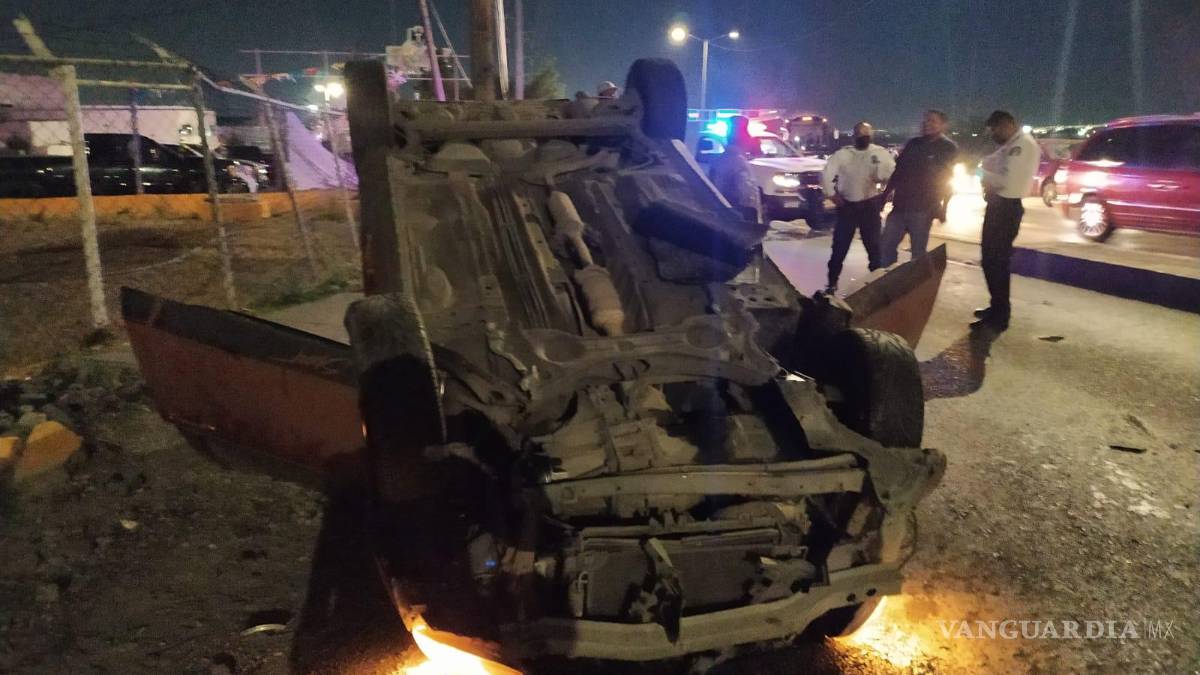 Hombre vuelca en el periférico Luis Echeverría