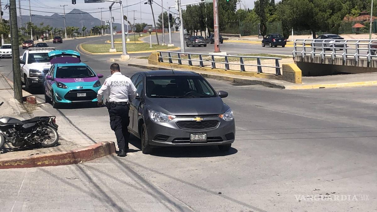 Empleada ISSSTE arrolla a motociclista en estacionamiento