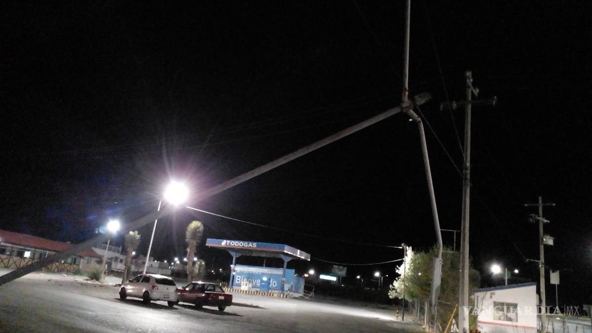 Saltillo: conductor protagoniza aparatoso choque contra luminaria en Valdés Sánchez