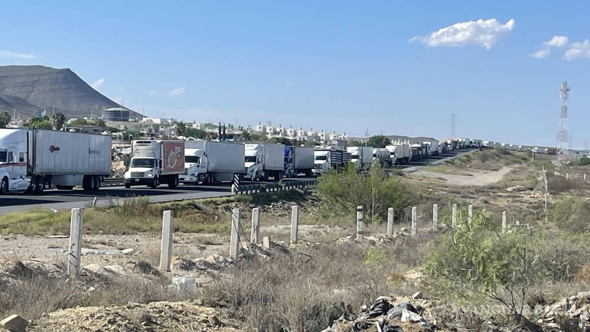 Trailero choca y derriba torre eléctrica, en Ramos Arizpe