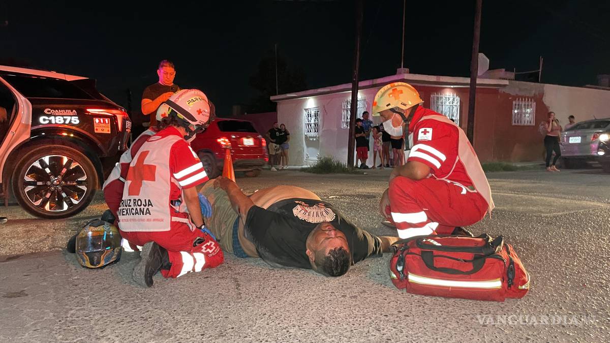 Motociclistas colisionan en la Ignacio Zaragoza; uno de ellos resulta con golpes severos