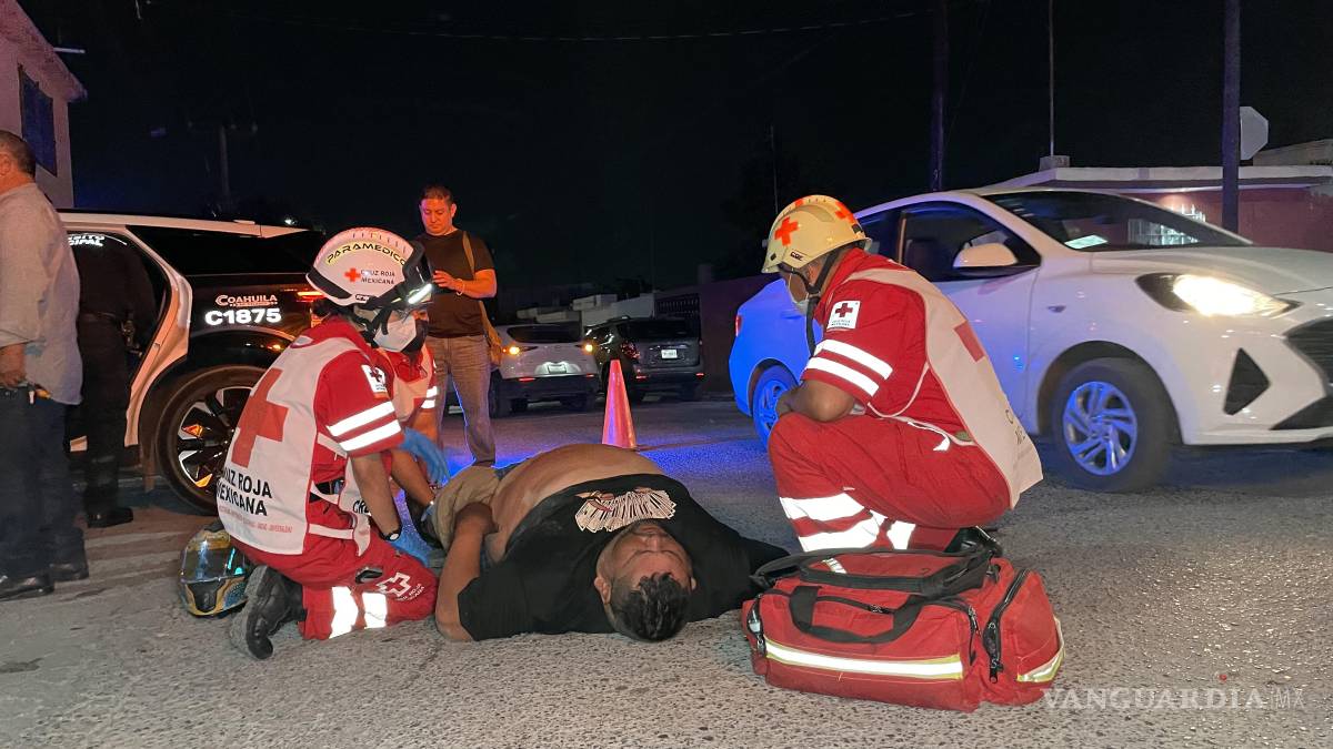 Motociclistas colisionan en la Ignacio Zaragoza; uno de ellos resulta con golpes severos