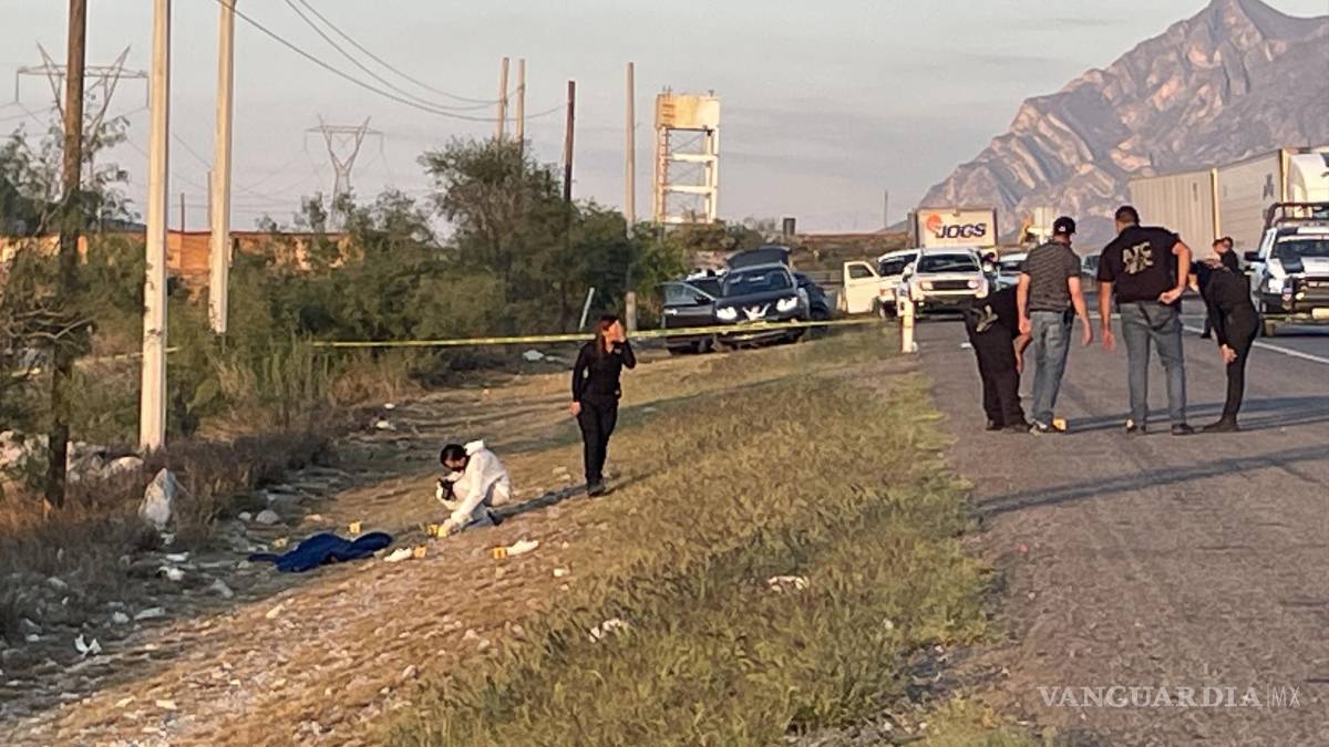 Hallan a hombre con 4 impactos de bala a orillas de la carretera Monterrey-Saltillo