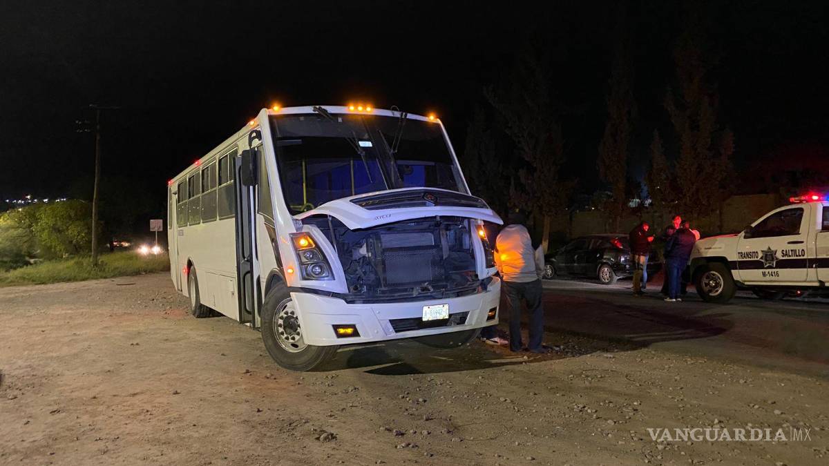 Se queda dormido al volante y se impacta contra camión de personal en la Calzada Antonio Narro