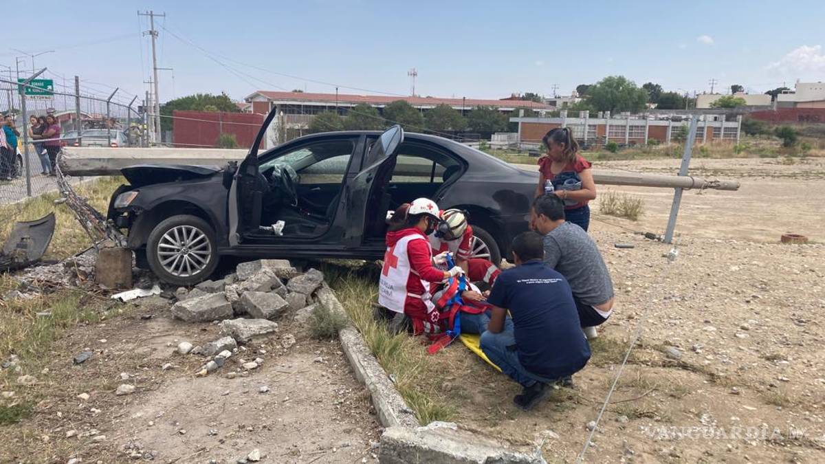 Mujer derriba poste de la CFE y termina dentro del Cobac-Saltillo