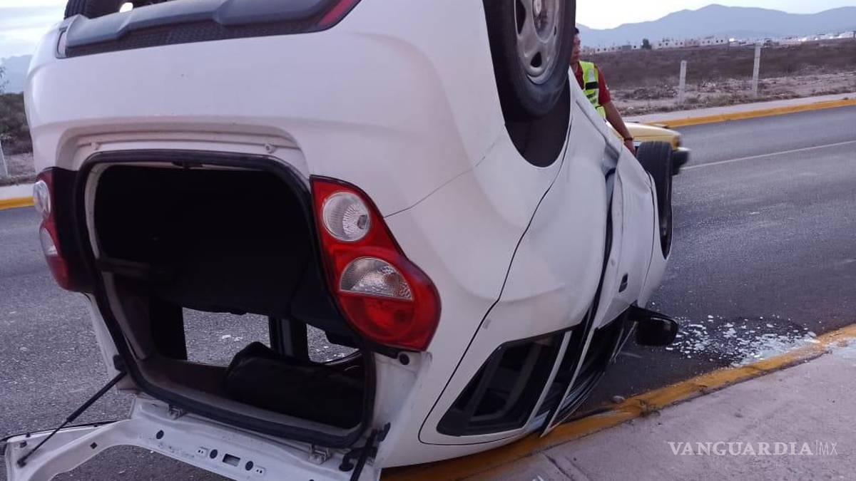 Conductor en estado de ebriedad huye tras volcar, en colonia de Ramos Arizpe
