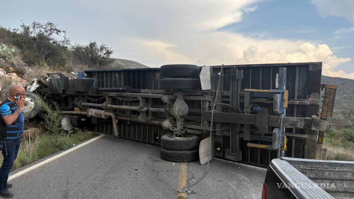 Vuelca tractocamión de Grúas San José en la carretera Saltillo–Monclova