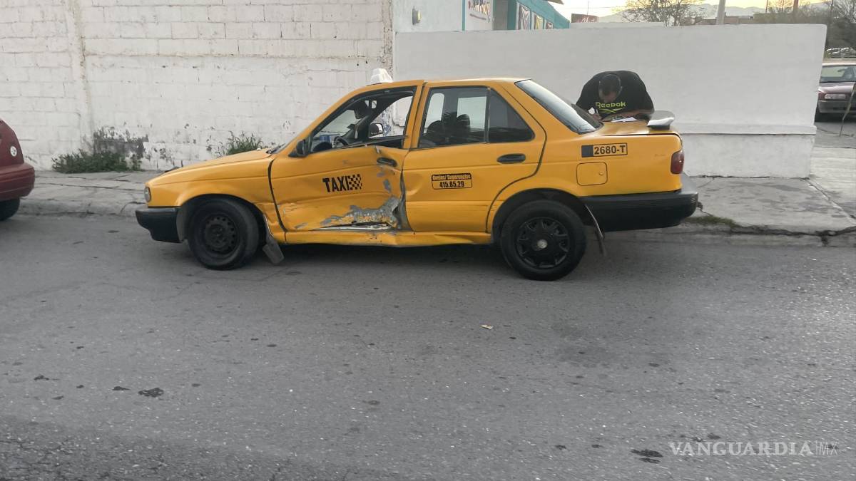 Taxista no respeta alto y vehículo lo embiste en Saltillo