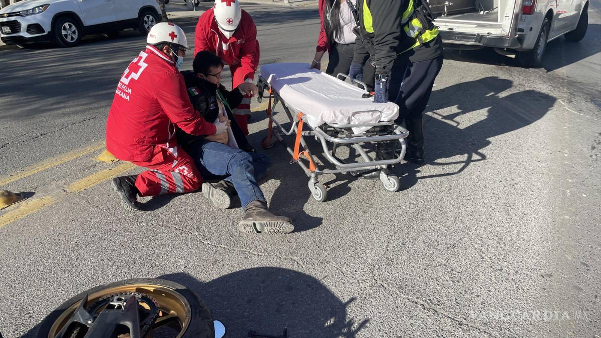 Auto no respeta alto y embiste a motociclista, en el centro de Saltillo