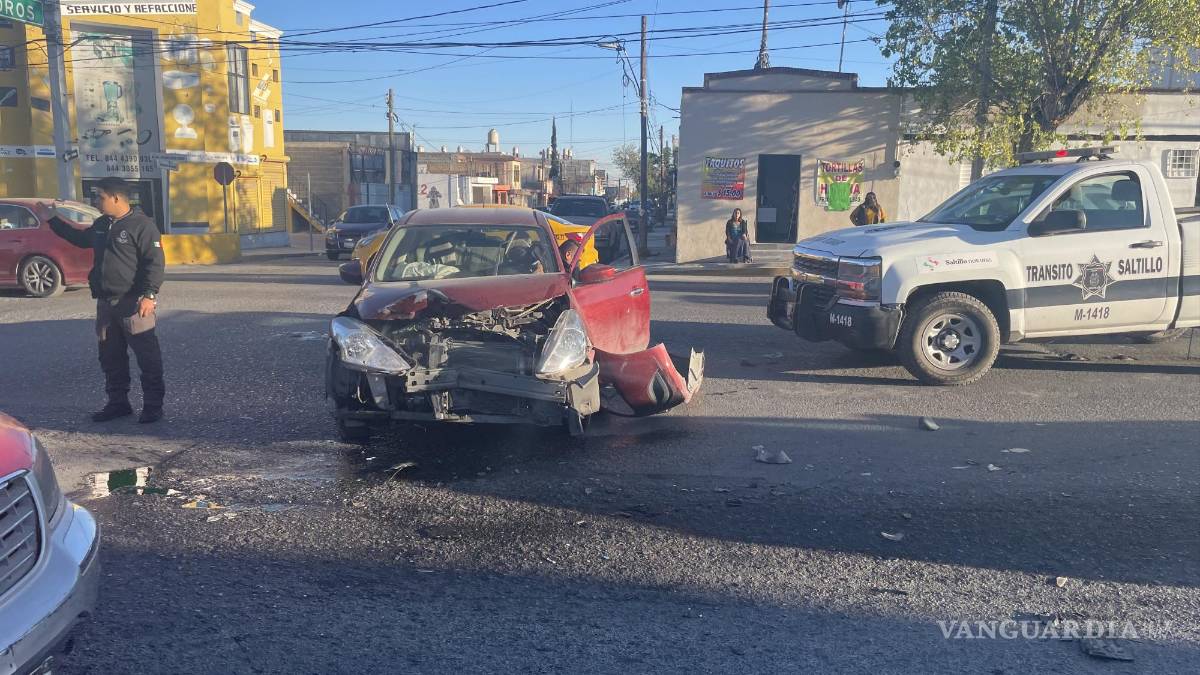 Saltillo: se registra fuerte choque en Bulevar Coss; automóvil queda destrozado