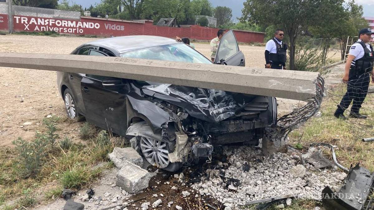 Mujer derriba poste de la CFE y termina dentro del Cobac-Saltillo