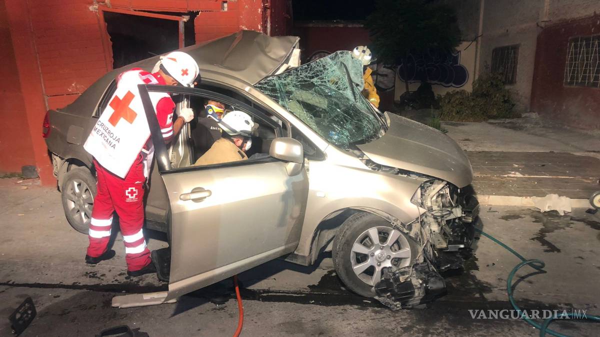 Conductor termina prensado tras chocar con el muro de una casa en Saltillo