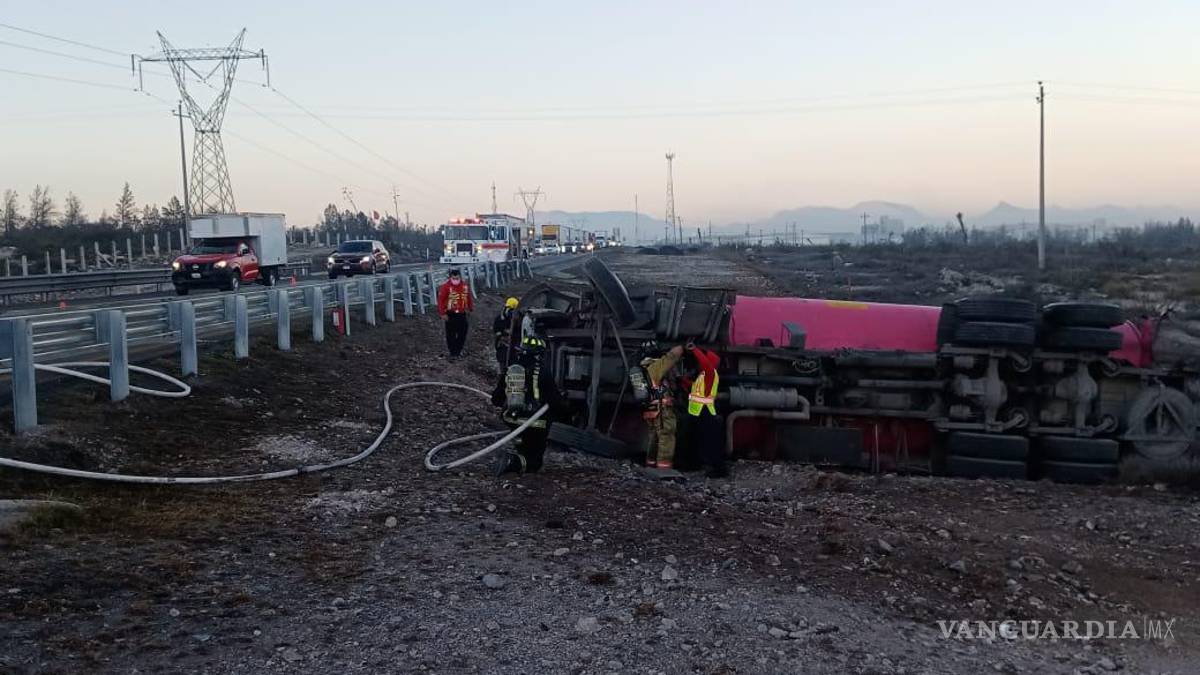 Vuelca pipa con diésel en carretera Monterrey-Saltillo, conductor abandona vehículo siniestrado