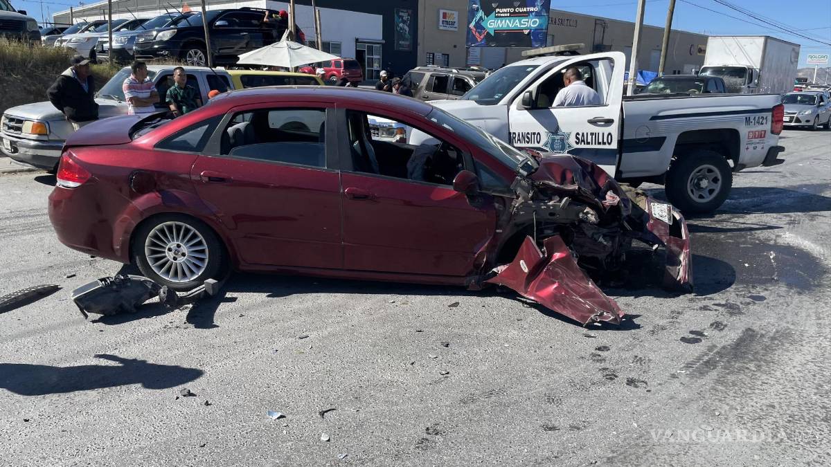 Aparatoso choque en La Herradura, en Saltillo; huyen responsable y afectado