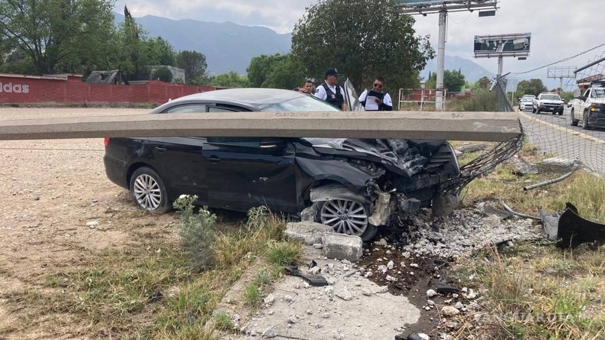 Mujer derriba poste de la CFE y termina dentro del Cobac-Saltillo