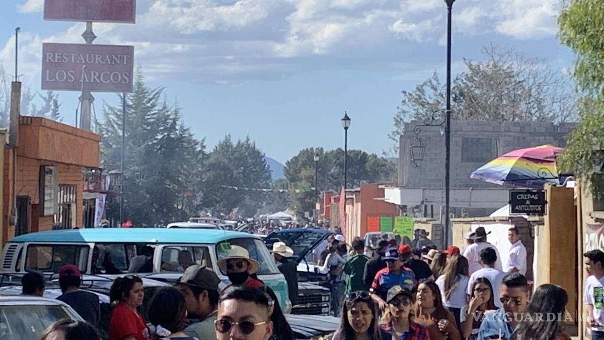 Abarrotan San Antonio de las Alazanas por autos clásicos