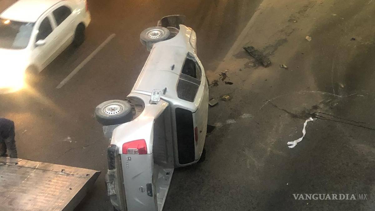 Camioneta vuelca en paso del Periférico LEA de Saltillo