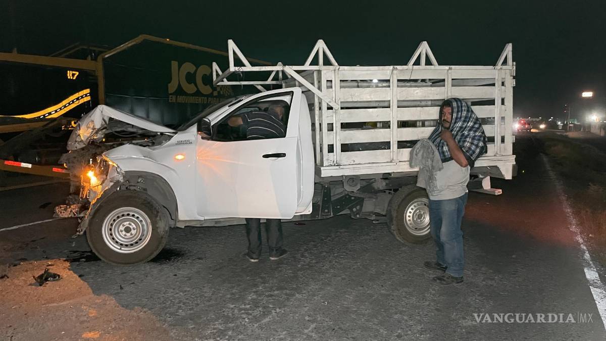 Regiomontanos chocan contra vehículo nodriza, tras casi volcar en la carretera a Monterrey
