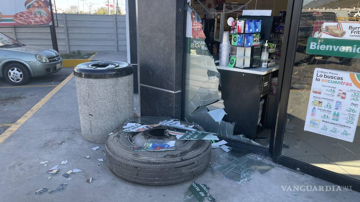 Llanta sale ‘volando’ de tráiler, causa daños a tienda y lesiona a despachador en Ramos Arizpe