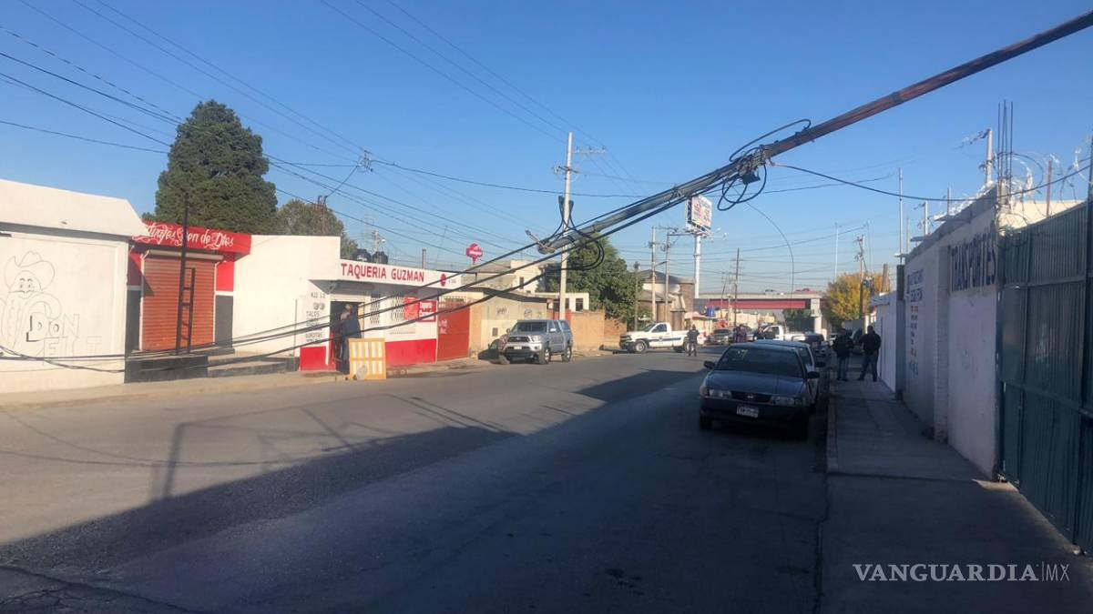 Tubo oxidado provoca cierre de vialidad en Saltillo