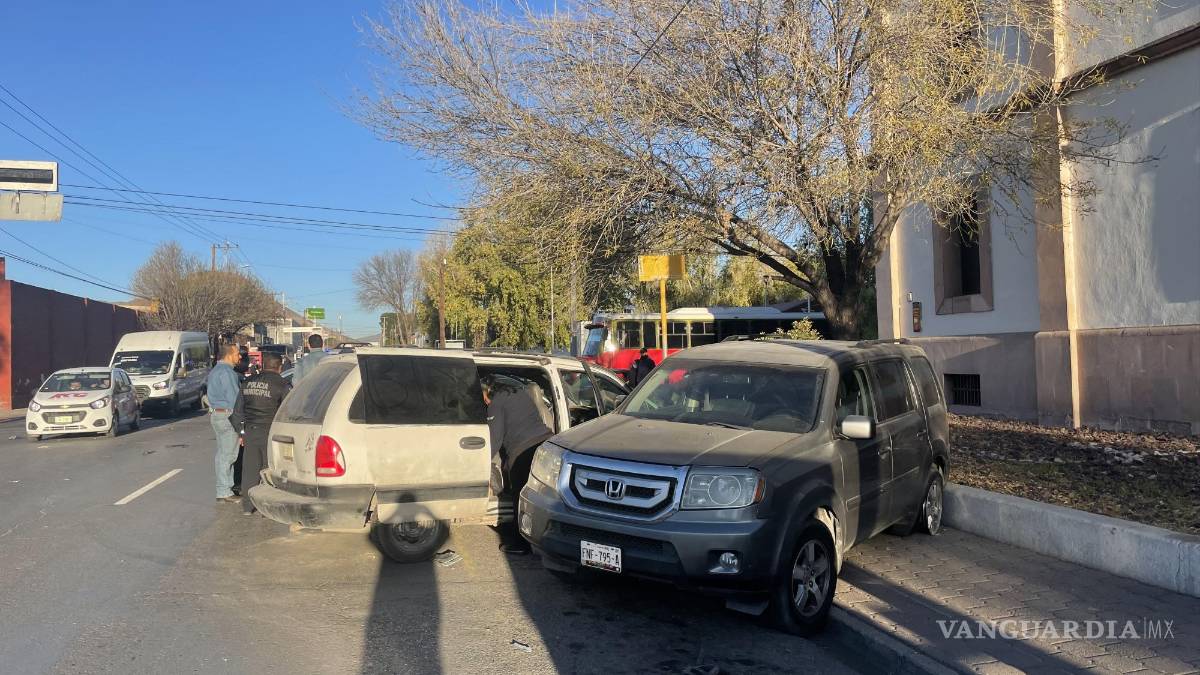 Choque múltiple frente a Presidencia de Saltillo deja 3 vehículos dañados
