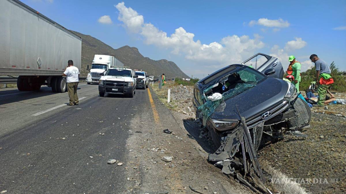 Deja cuatro heridos volcadura en la carretera Monterrey-Saltillo
