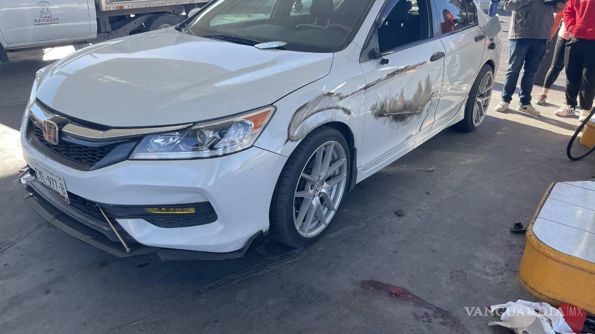 Llanta sale ‘volando’ de tráiler, causa daños a tienda y lesiona a despachador en Ramos Arizpe