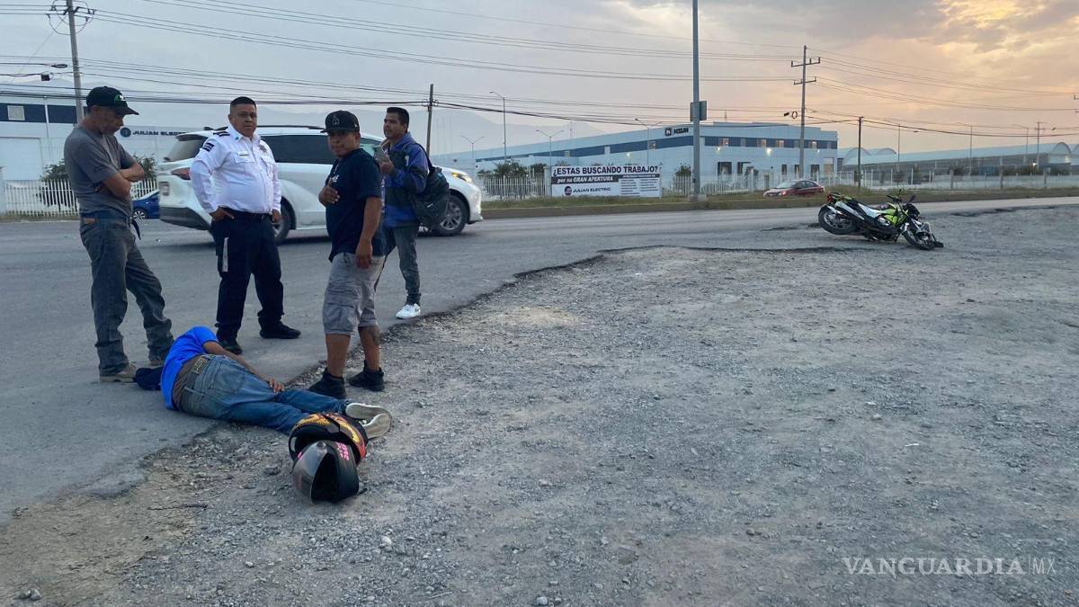Jóvenes motociclistas se impactan contra camioneta, en Saltillo