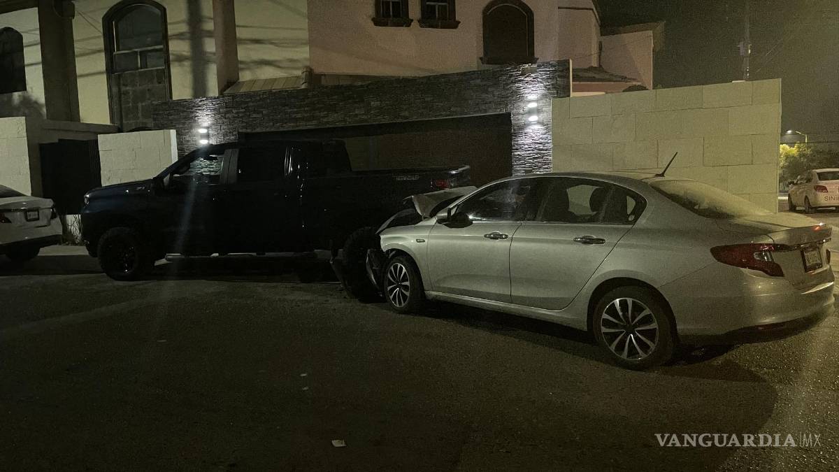 ¡Le salió caro la huida! Al intentar escapar de un choque en Saltillo, provoca otro contra camioneta
