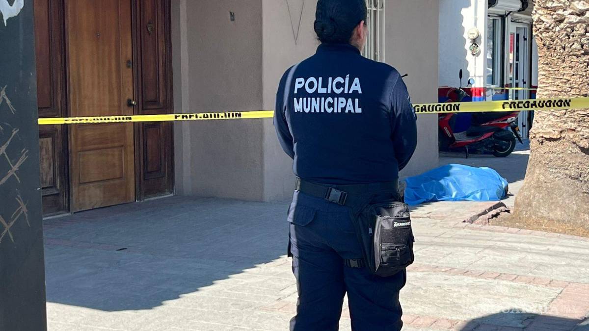 Hombre iba a consulta médica; muerte lo sorprende al bajarse de auto, en Ramos Arizpe