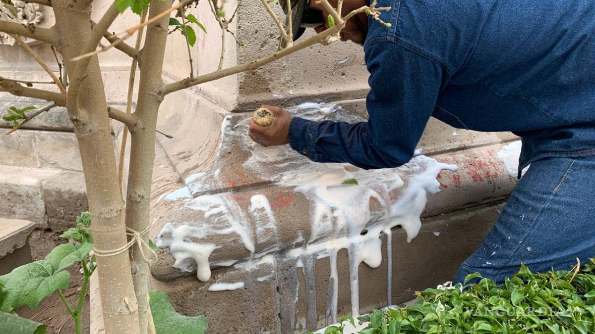 Monumento en Torreón recibe trabajos de atención después de daños en marcha