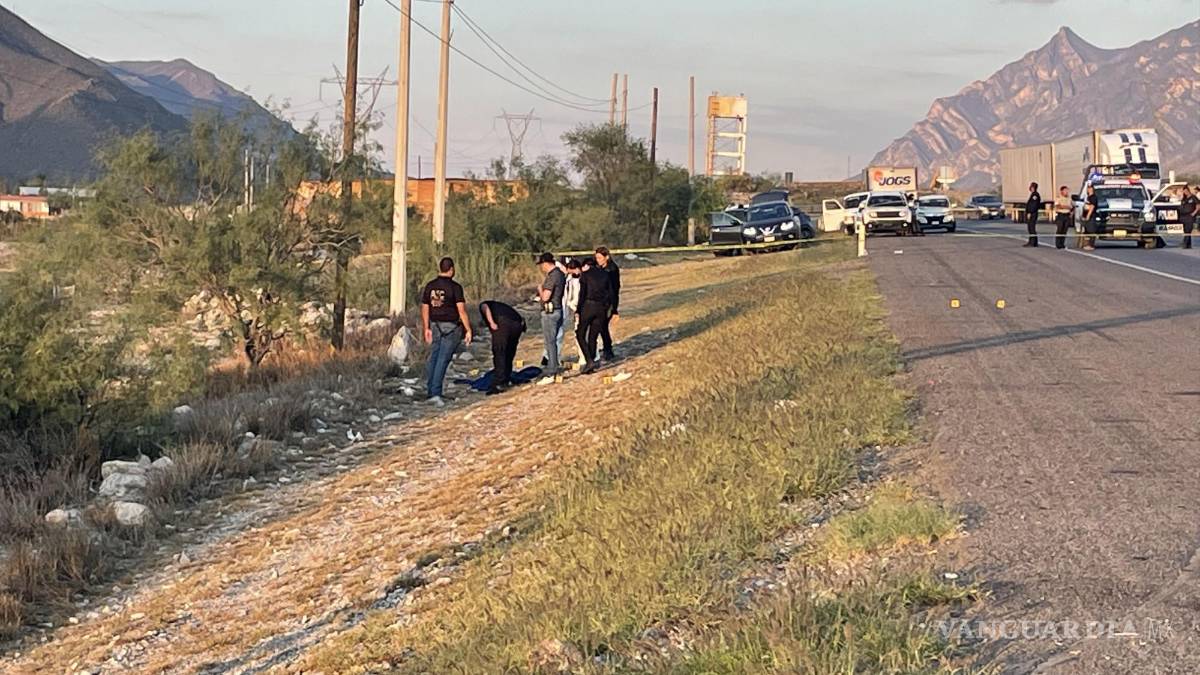Hallan a hombre con 4 impactos de bala a orillas de la carretera Monterrey-Saltillo