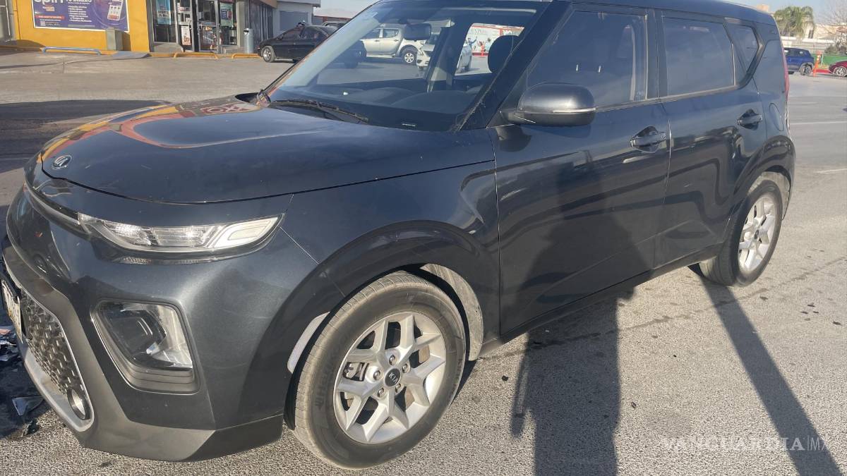 Vehículo se ‘adueña’ de bulevar y causa choque contra camioneta en Saltillo