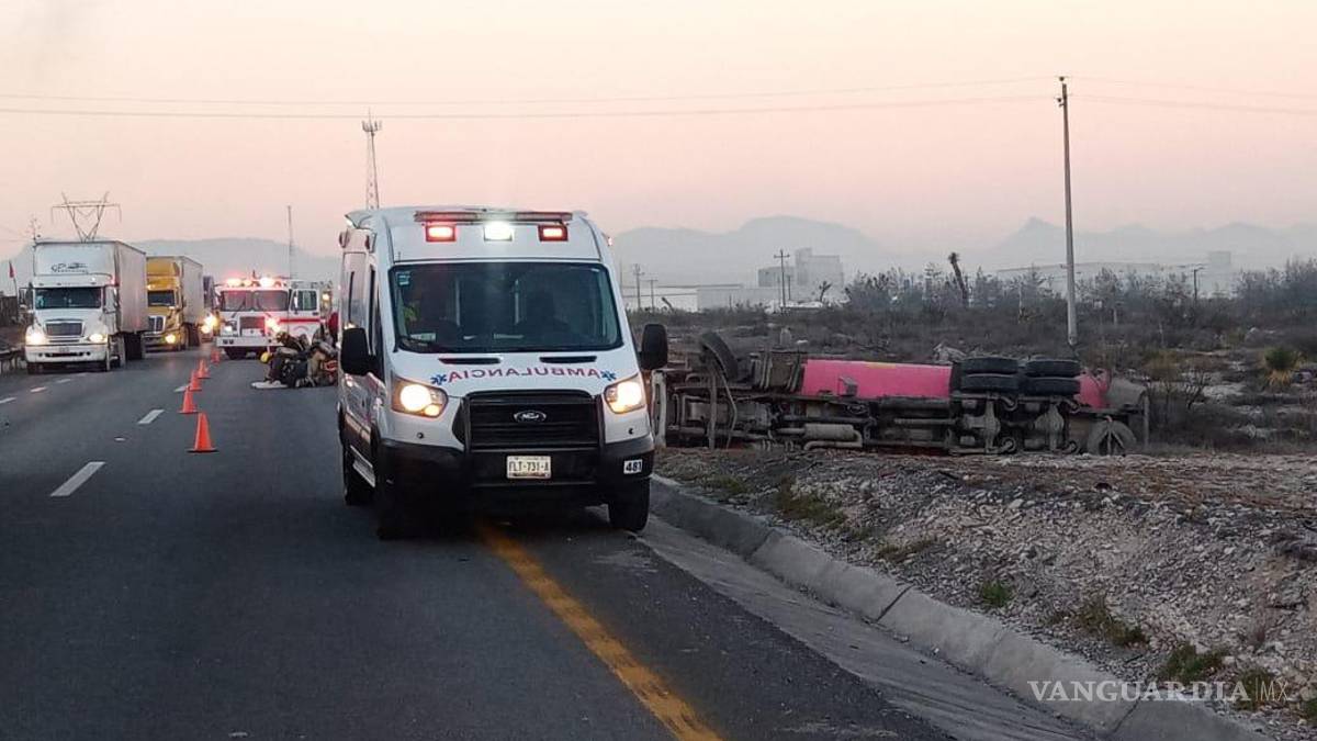 Vuelca pipa con diésel en carretera Monterrey-Saltillo, conductor abandona vehículo siniestrado