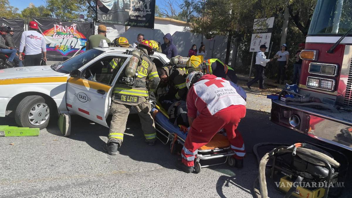 Choque entre taxista y camioneta provoca incendio en Saltillo; dos adultas mayores quedan atrapadas