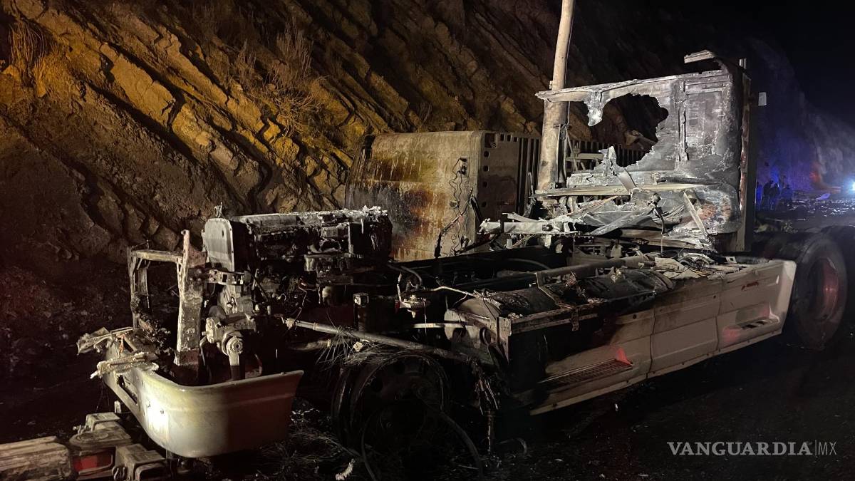 Tráiler arde tras choque contra talud en la 57; provoca tráfico pesado en la zona