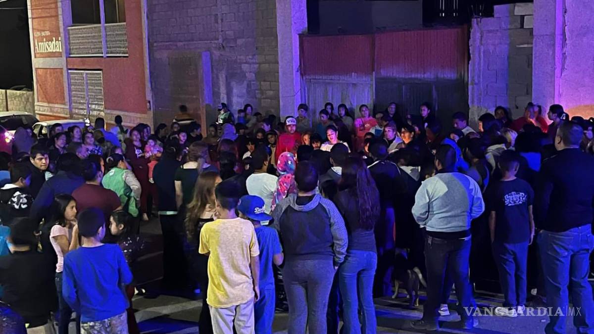 Amigos y familiares realizan oración para menor atropellado por un tráiler en Ramos Arizpe