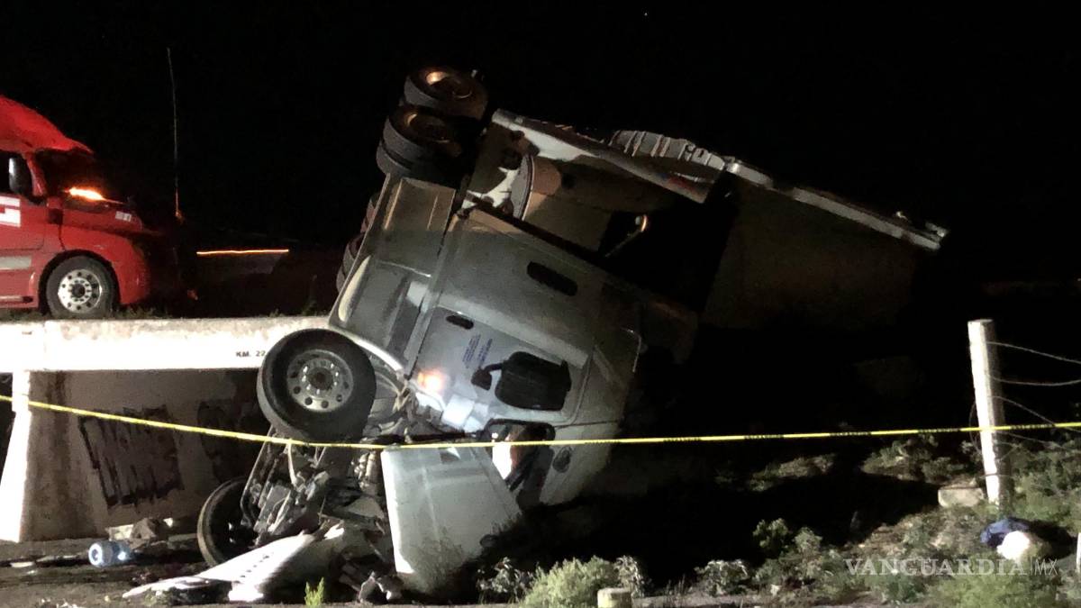 Tragedia en la Matehuala-Saltillo, conductor de tráiler pierde la vida en volcadura
