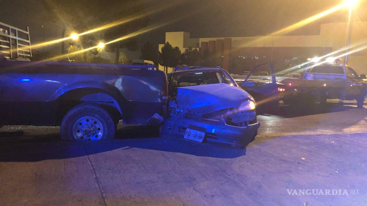 Por ir con el celular, adulto mayor ocasiona accidente frente al Centro de Gobierno en Saltillo
