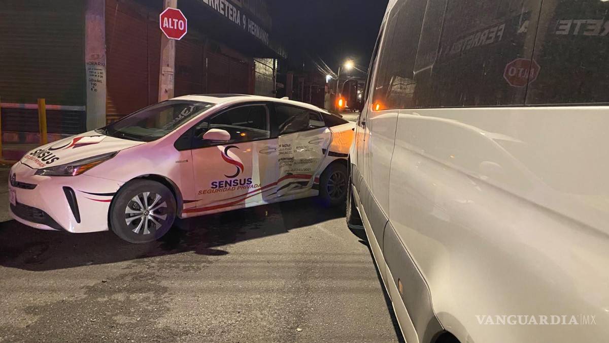 Le quita el derecho de paso a transporte de personal y choca en Zona Centro de Saltillo