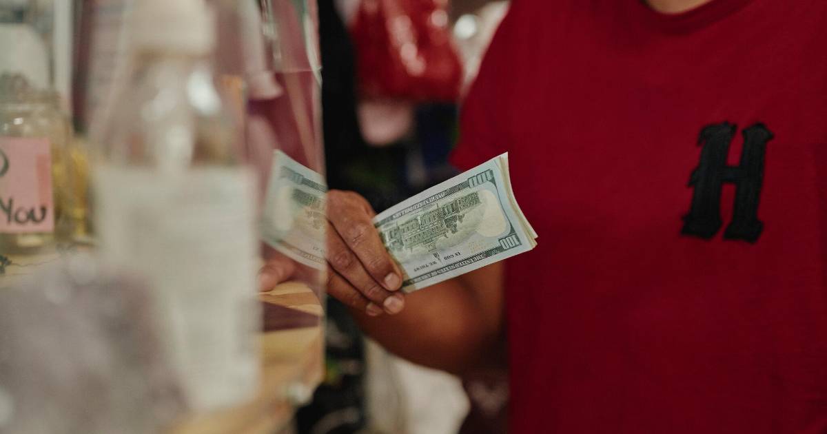 El temor a la deportación fortalece las remesas de EE. UU. a Latinoamérica