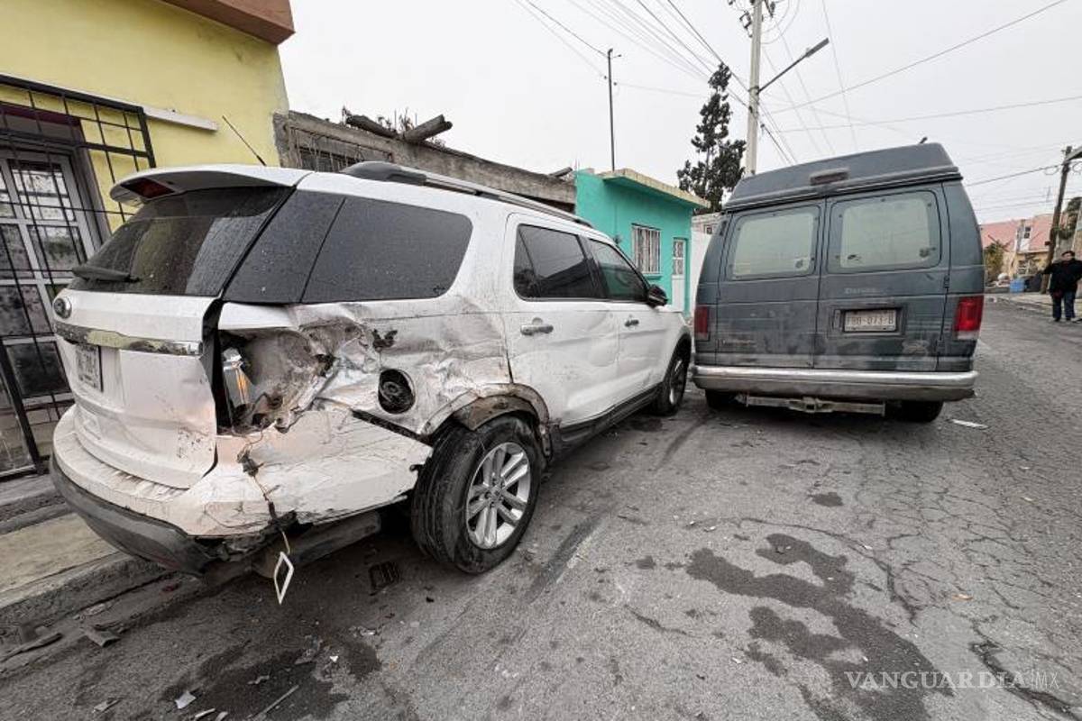 $!El Ford Econoline involucrado terminó fuera de control luego de ser impactado en el cruce de Aeropuerto de Ixtepec y José Espinoza.
