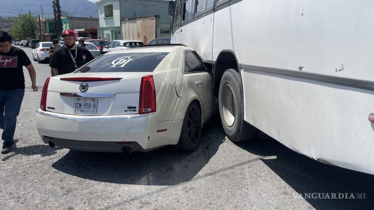 Saltillo: Camión casi lo prensa en la Guayulera